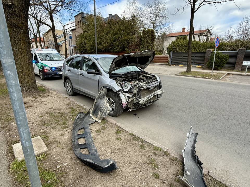 Klinikų prieigose mama, vežusi mažylį, susidūrė su kariškių transportu