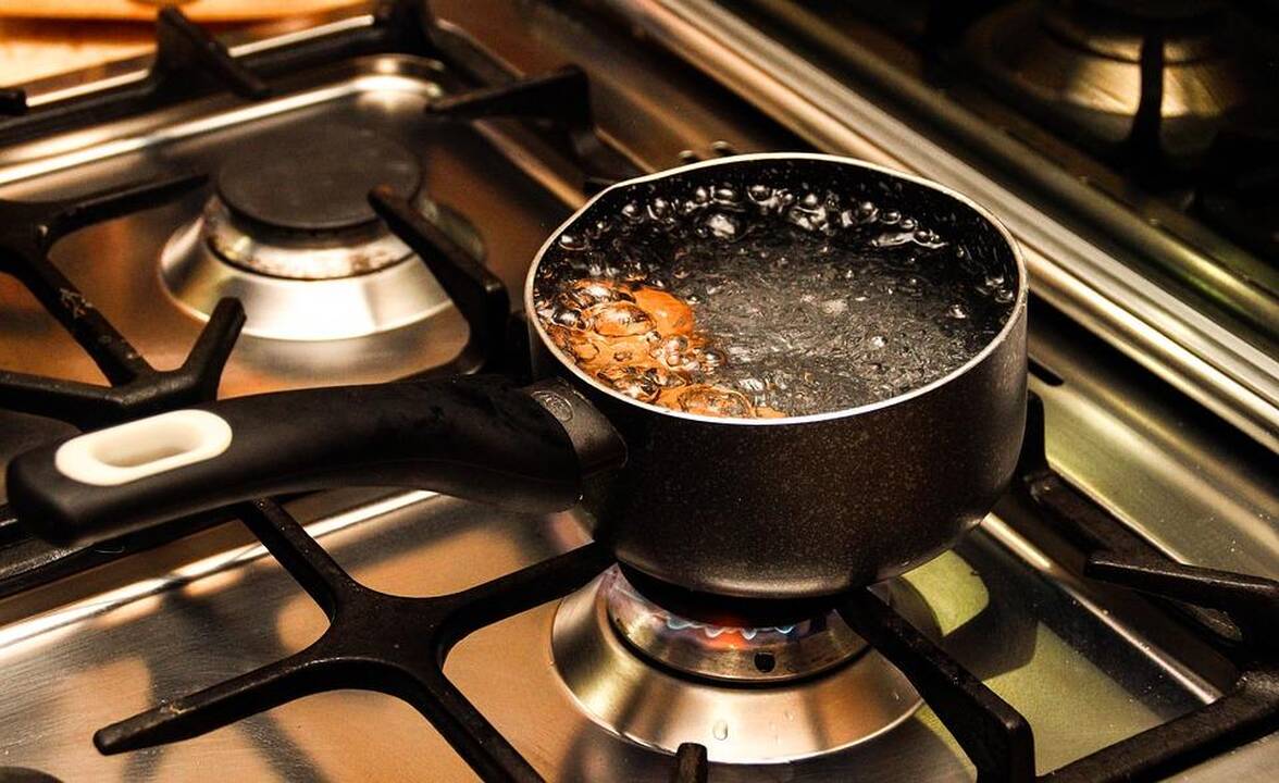 Mažametį motina karštu vandeniu apiplikė gamindama maistą