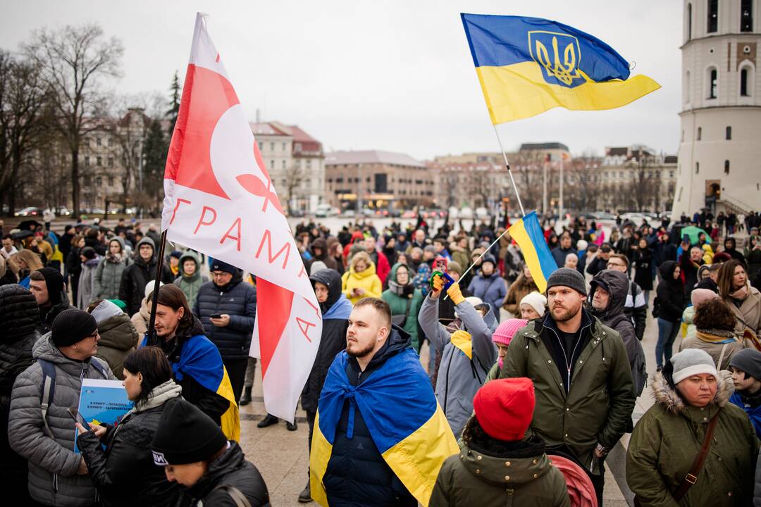 Sostinėje minimos antrosios Rusijos karo Ukrainoje metinės: vyksta mitingas, eitynės