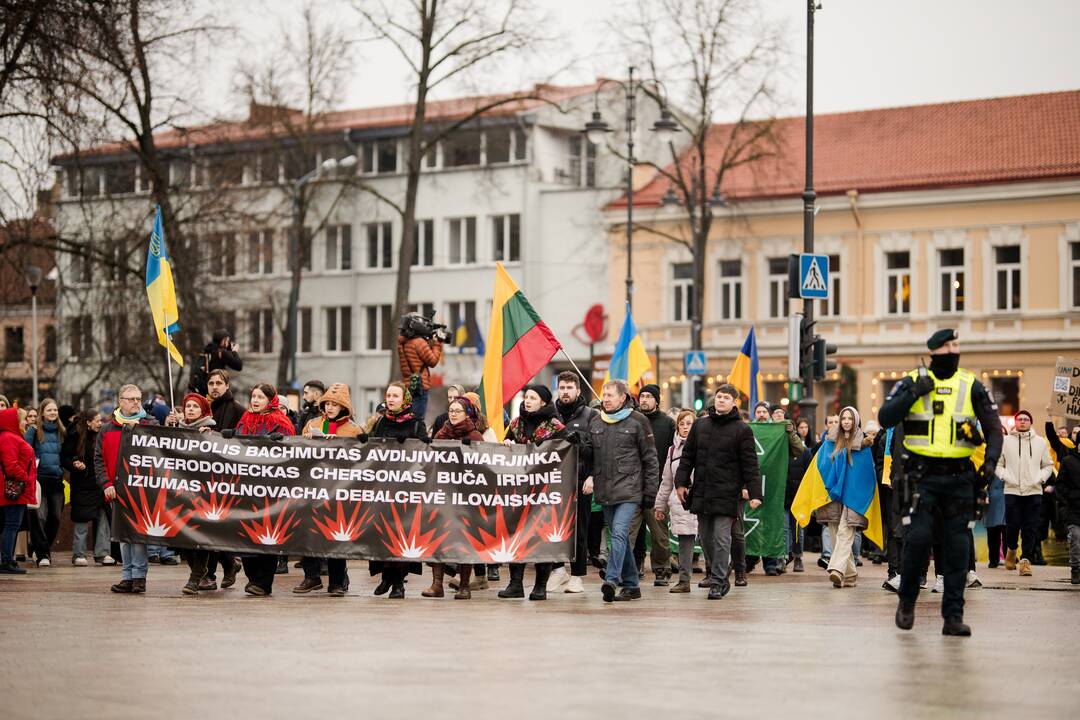 Sostinėje minimos antrosios Rusijos karo Ukrainoje metinės: vyksta mitingas, eitynės