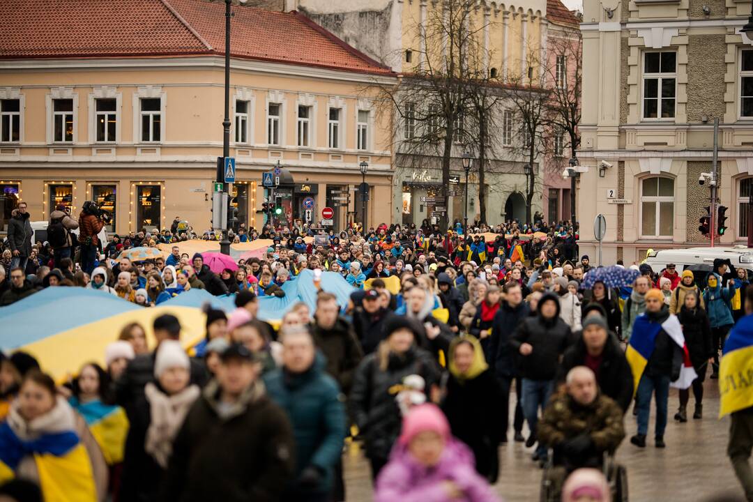 Sostinėje minimos antrosios Rusijos karo Ukrainoje metinės: vyksta mitingas, eitynės