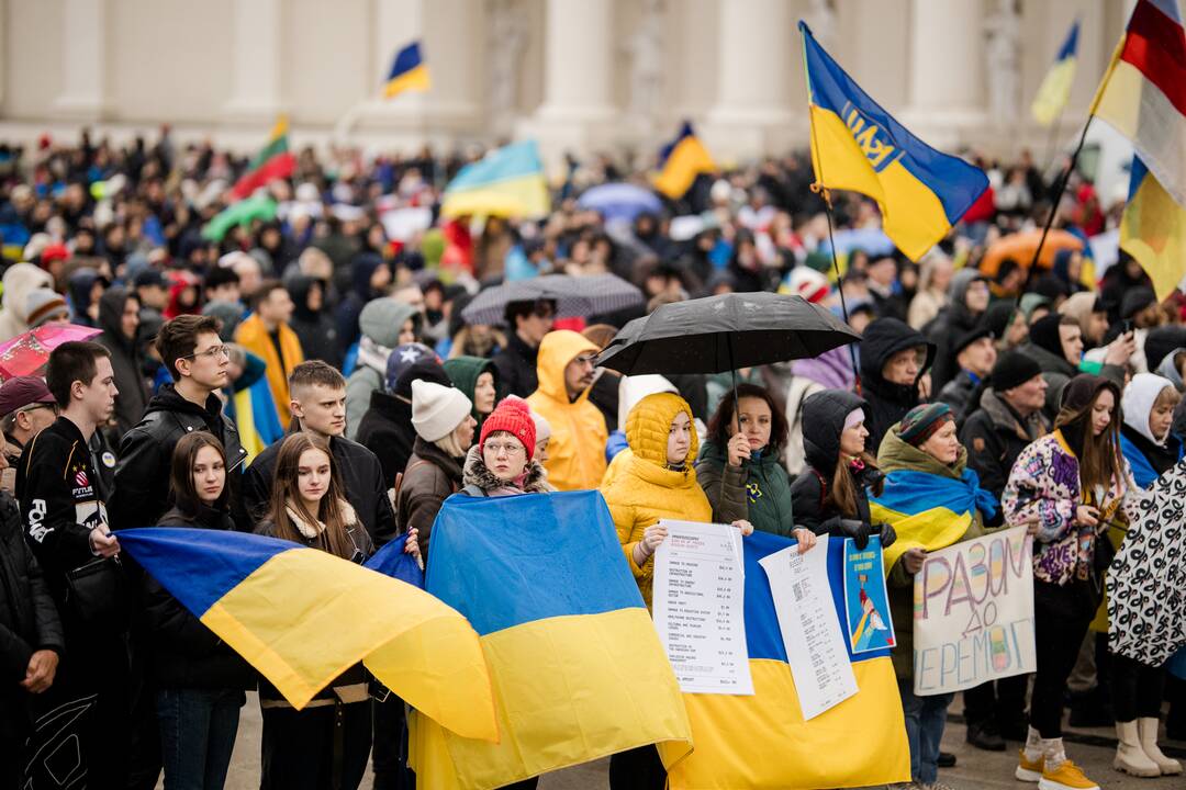 Sostinėje minimos antrosios Rusijos karo Ukrainoje metinės: vyksta mitingas, eitynės
