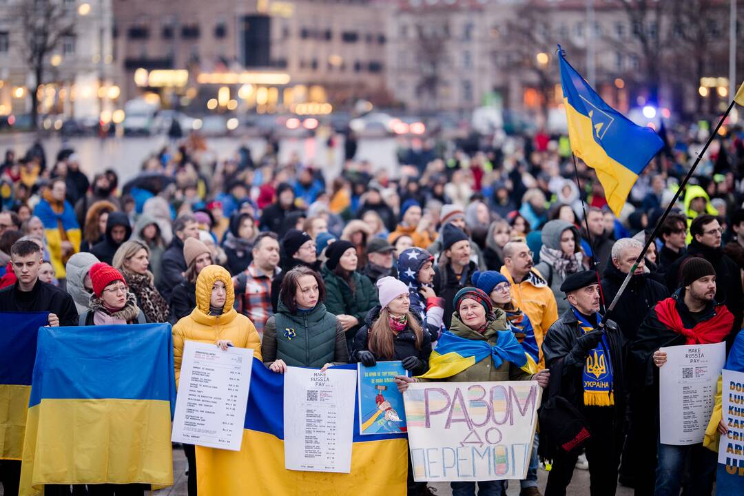 Sostinėje minimos antrosios Rusijos karo Ukrainoje metinės: vyksta mitingas, eitynės
