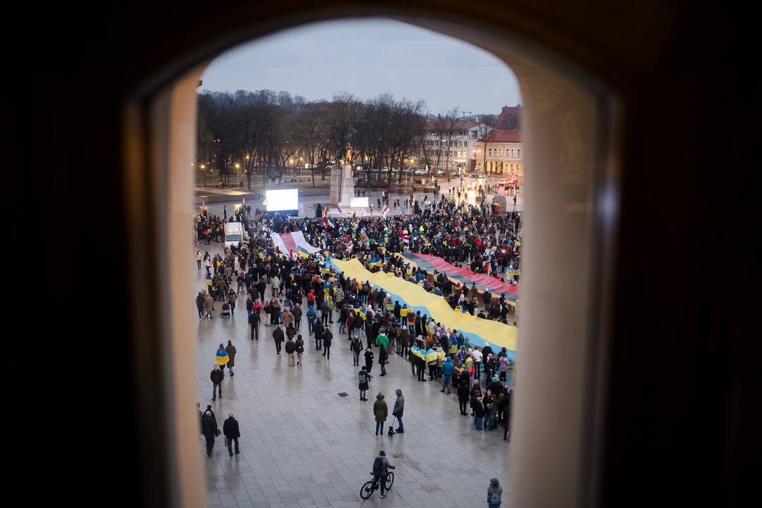 Sostinėje minimos antrosios Rusijos karo Ukrainoje metinės: vyksta mitingas, eitynės