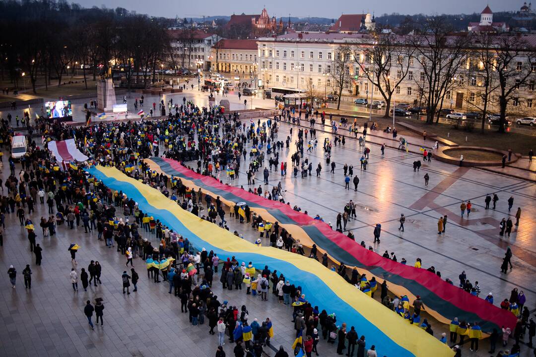 Sostinėje minimos antrosios Rusijos karo Ukrainoje metinės: vyksta mitingas, eitynės