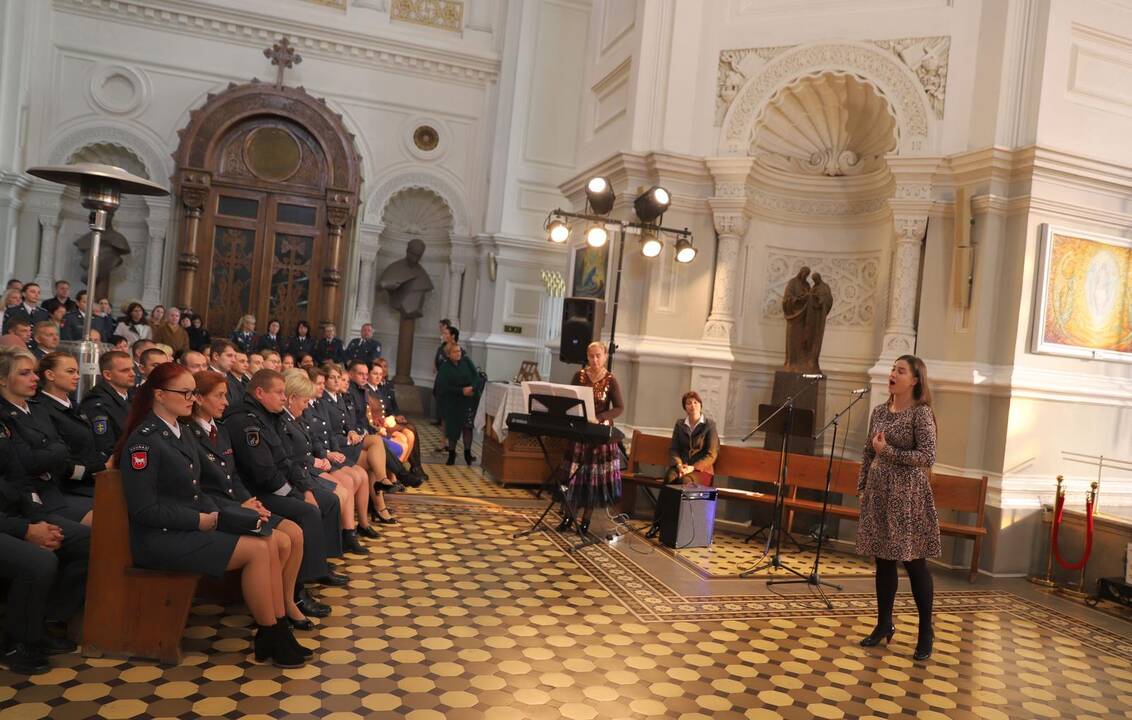 Padėka: stiklinę Angelo sargo statulėlę D.Žukauskas įteikė A.Augonienei, suteikusiai vertingos informacijos, padėjusios sulaikyti du savo tautiečius Kaune, kaip įtariama, nužudžiusį Ukrainos pilietį.