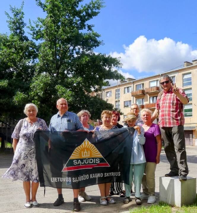 Pokyčiai: istoriniu vadinamas ąžuolas ir jo aplinka atsidūrė statybų aikštelės teritorijoje.