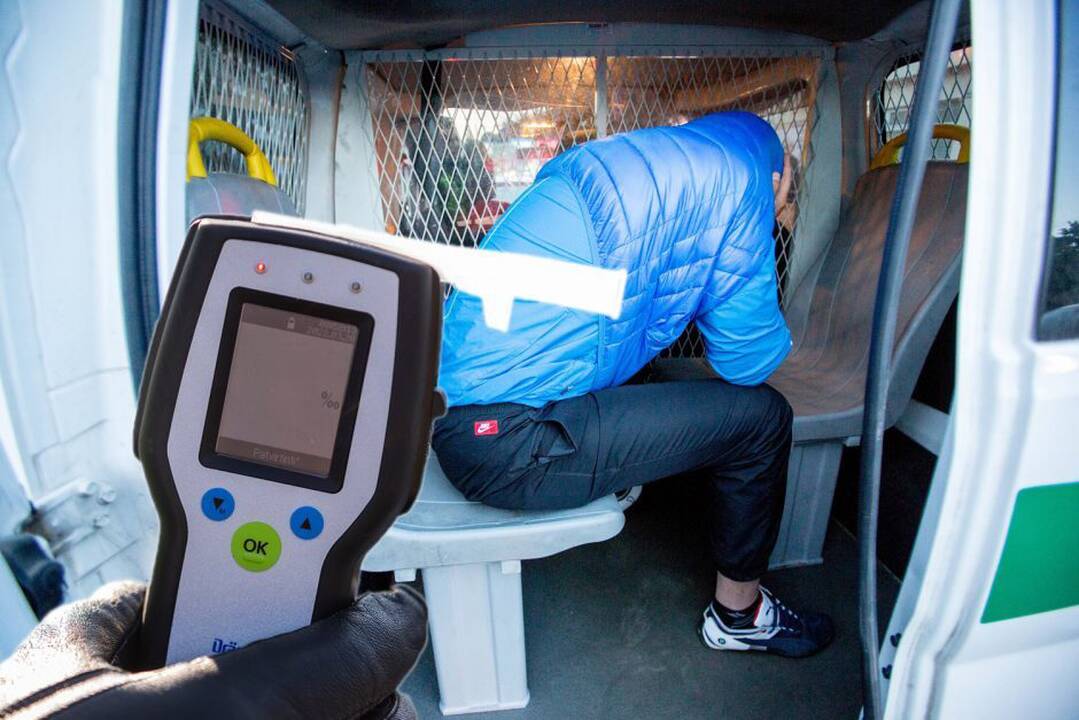 Plungėje mirtinai girtas vyras ne tik keikė pareigūnus, bet ir daužė stiklus