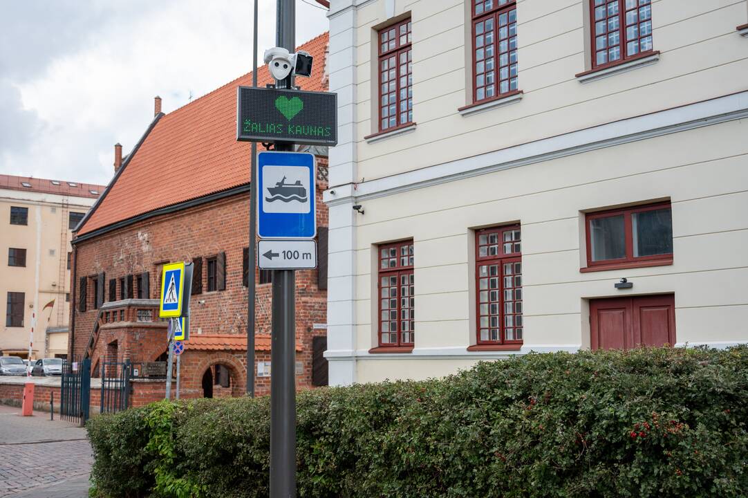 Naujovė: senamiestyje Mažų emisijų zonos ženklus pamatę vairuotojai bent iki šių metų pabaigos nuogąstauti neturėtų.