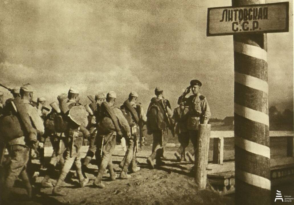 Siena: Raudonosios armijos 16-osios lietuviškosios šaulių divizijos kariai įžengia į Lietuvą, 1944 m. liepa.