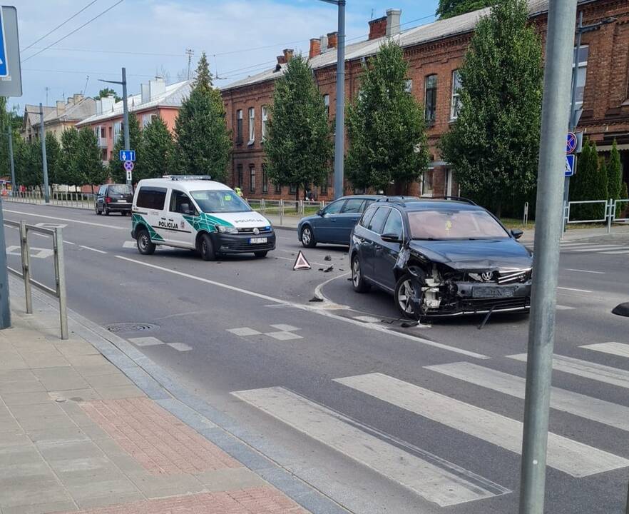 Šančiuose po avarijos pažiro dviejų „Volkswagen“ detalės, bet žmonės nenukentėjo