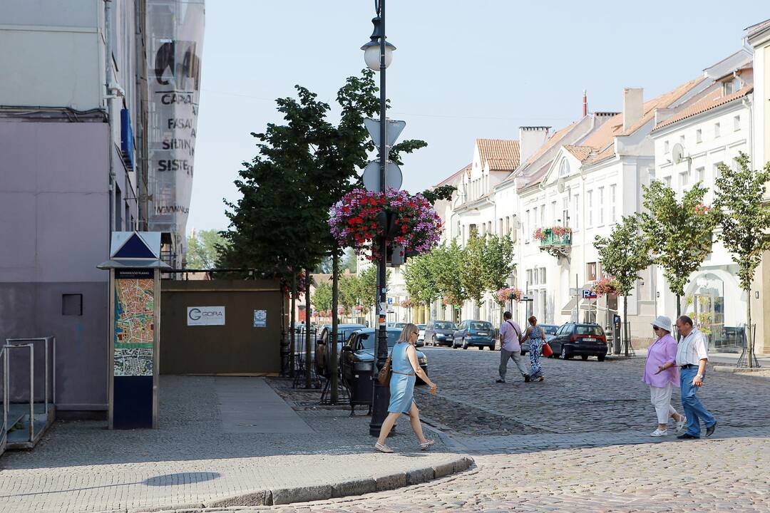 Už gėlių vazono pasislėpęs šviesoforas klaidina poilsiautojus