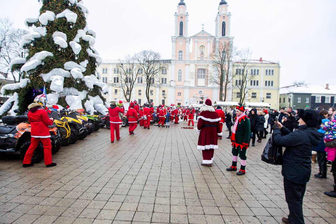 Kalėdų Seneliai į Rotušės aikštę suvažiavo keturračiais