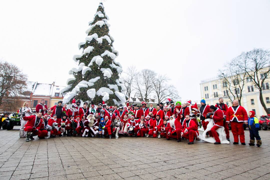 Kalėdų Seneliai į Rotušės aikštę suvažiavo keturračiais