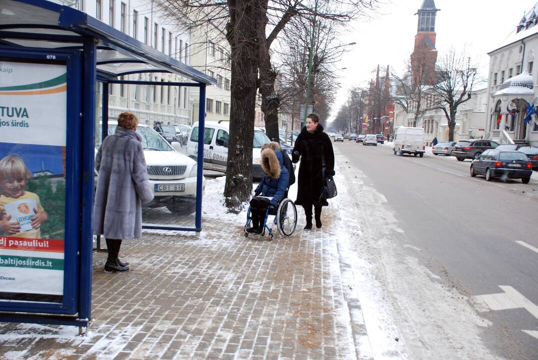 Ateityje visi miesto autobusai turėtų būti pritaikyti įvažiuoti žmonėms su neįgaliųjų vežimėliais.