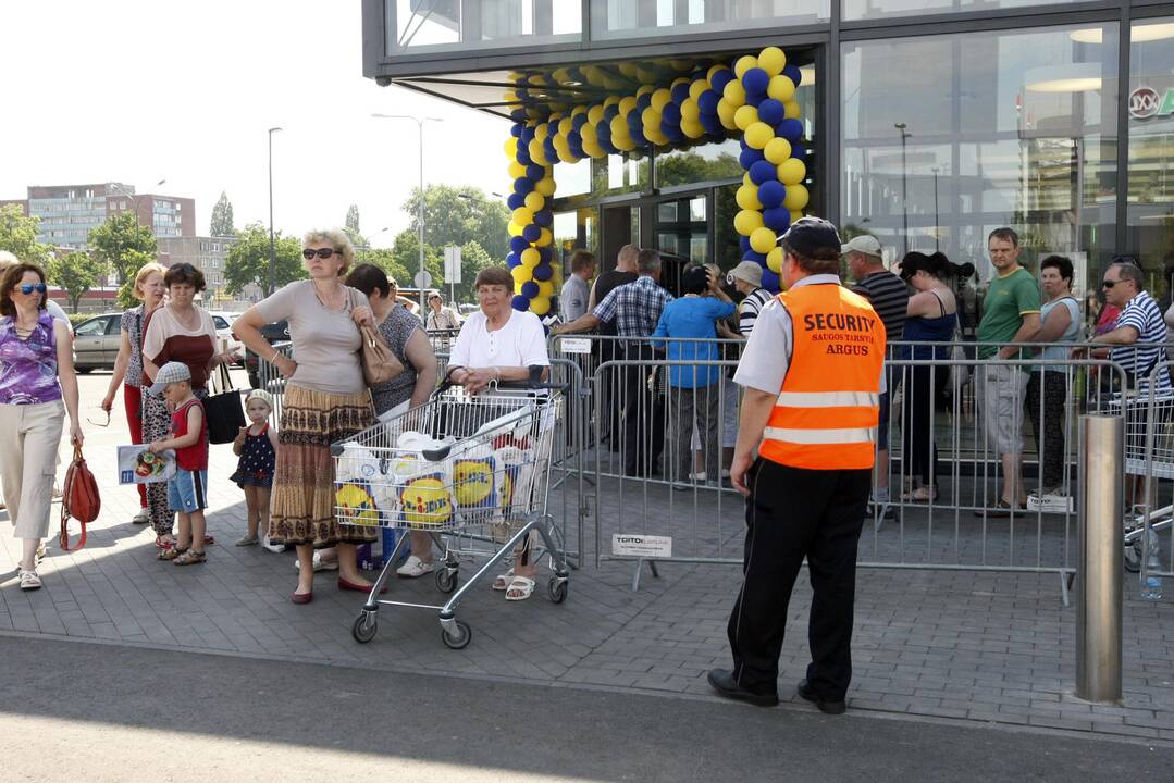 Klaipėdiečiai į parduotuvę „Lidl“ aktyviai traukė ir antrąją jos darbo dieną, tačiau tokios didelės eilės kaip jai tik atvėrus duris nenusitęsė.