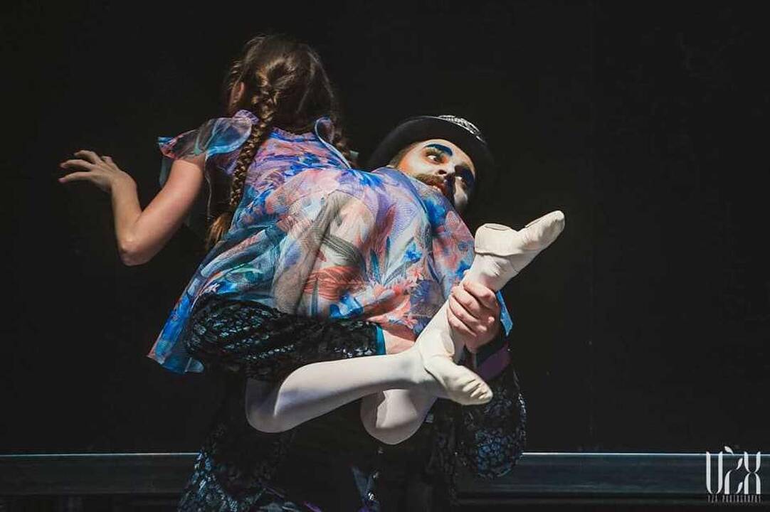 Scenos iš šokio spektaklio „Alisa stebuklų šalyje“.