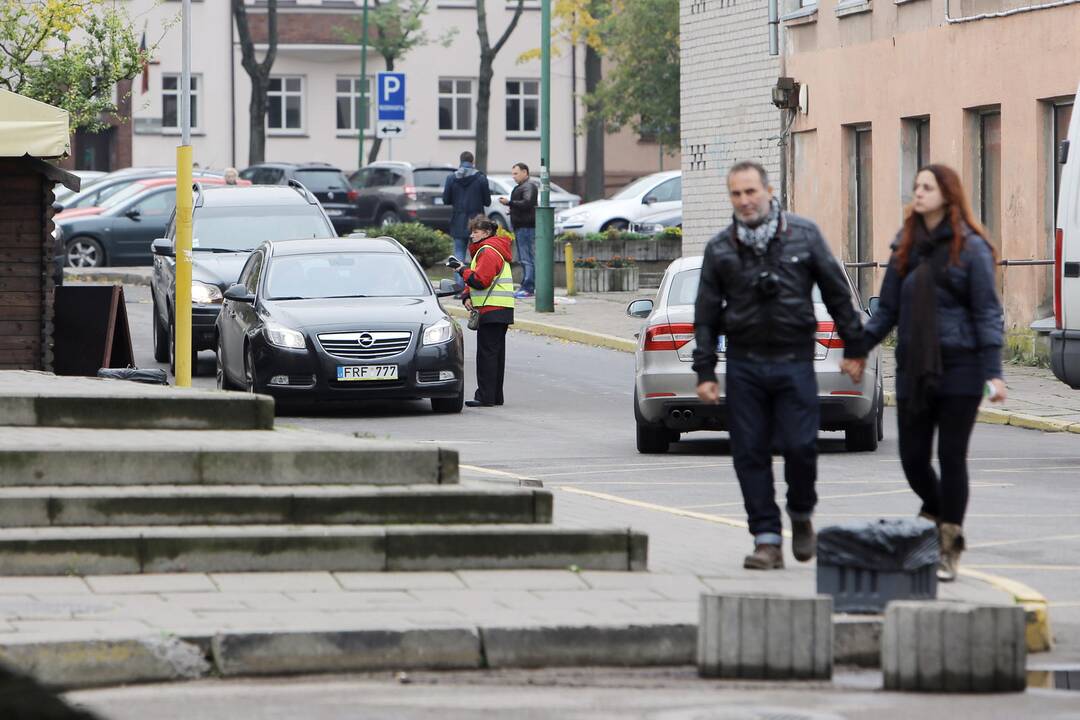 Neišgąsdino: "Senojo turgaus" darbuotojai ne tik nenugriovė užkardo, kaip buvo reikalauta, bet ir toliau renka mokesčius už įvažiavimą į turgavietės teritoriją.