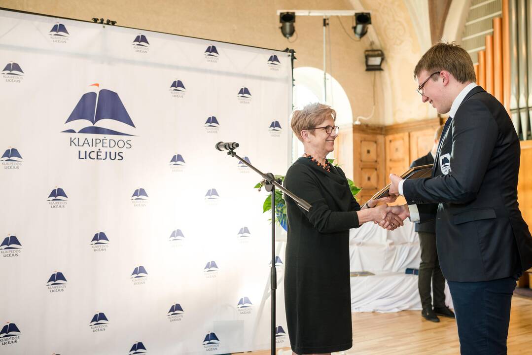 Įvertinimas: Metų mokytoja paskelbta L.Vinčienė (centre).
