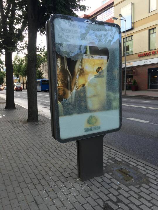 Užkliuvo: centrinėje miesto gatvėje stovintis stendas kažkam, matyt, sukėlė daug neigiamų emocijų.