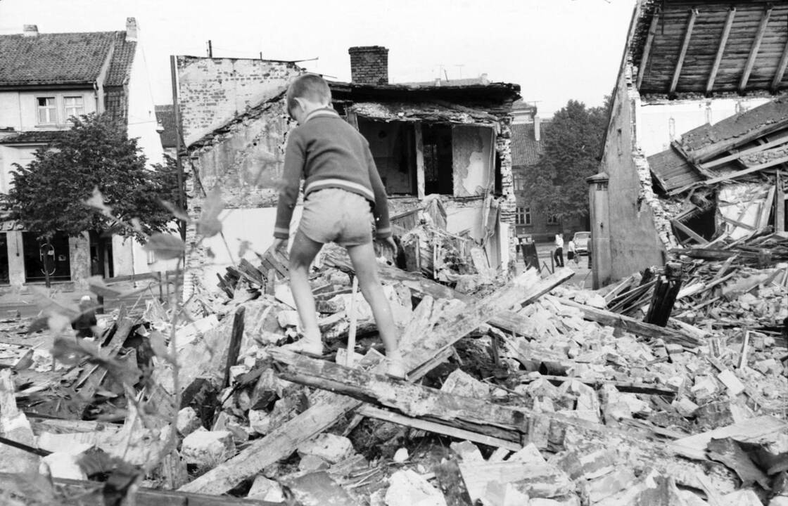 Satyra: sovietmečiu įprastą vyrų požiūrį į moteris išjuokė Jūros šventės parado dalyviai.
