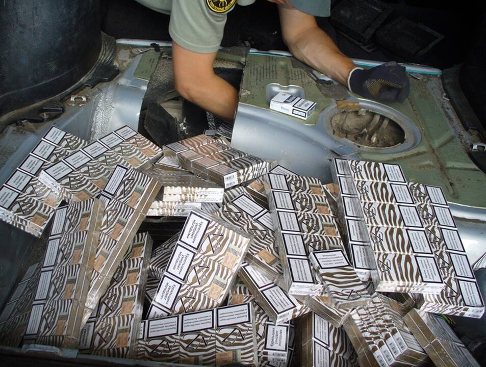 Cigaretės buvo paslėptos ir perdarytame kuro bake