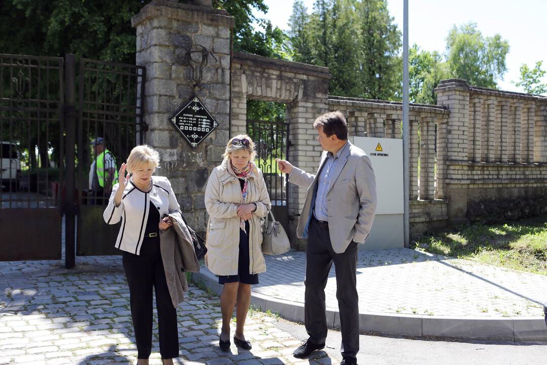 Politikai kapinėms nešykštėjo priekaištų