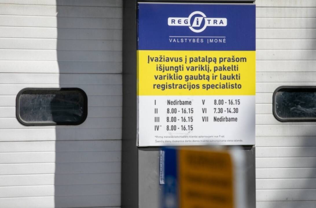 Šiauliuose bandyta registruoti motorolerį su galimai suklastotais numeriais