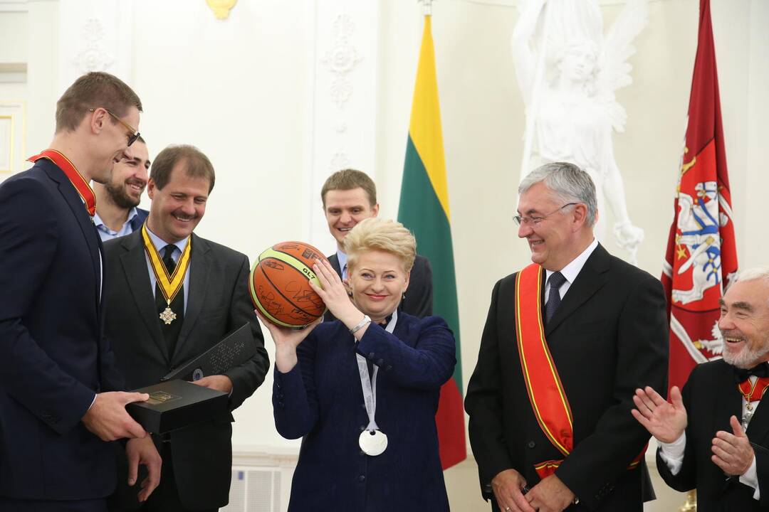 Prezidentė apdovanojo sidabrą iškovojusius krepšininkus