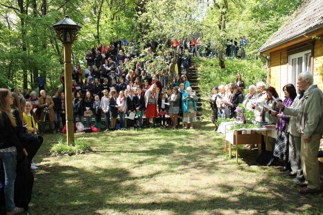 V.Padriezas ąžuolo lapų vainiku papuošė šiemetę moksleivių poezijos konkurso laureatę S.Katiliūtę.