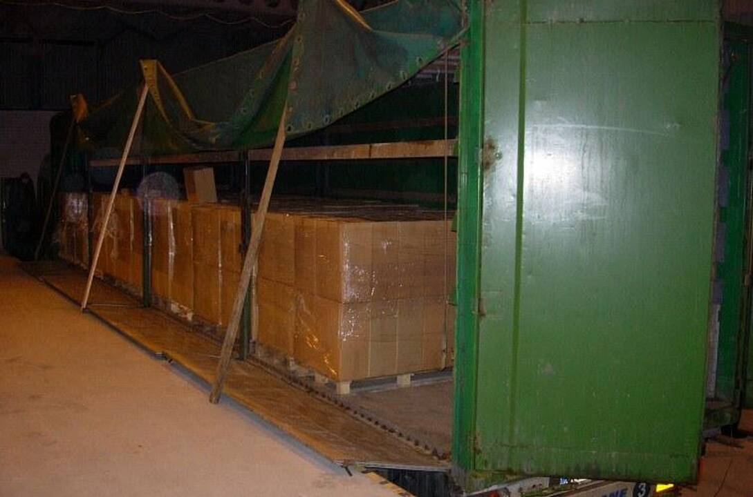 Tarp šiukšlių maišų ir pagalvių – 820 tūkst. eurų vertės kontrabanda