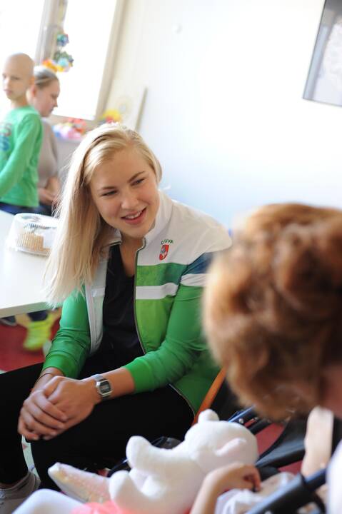 R. Meilutytė aplankė sergančius vaikus
