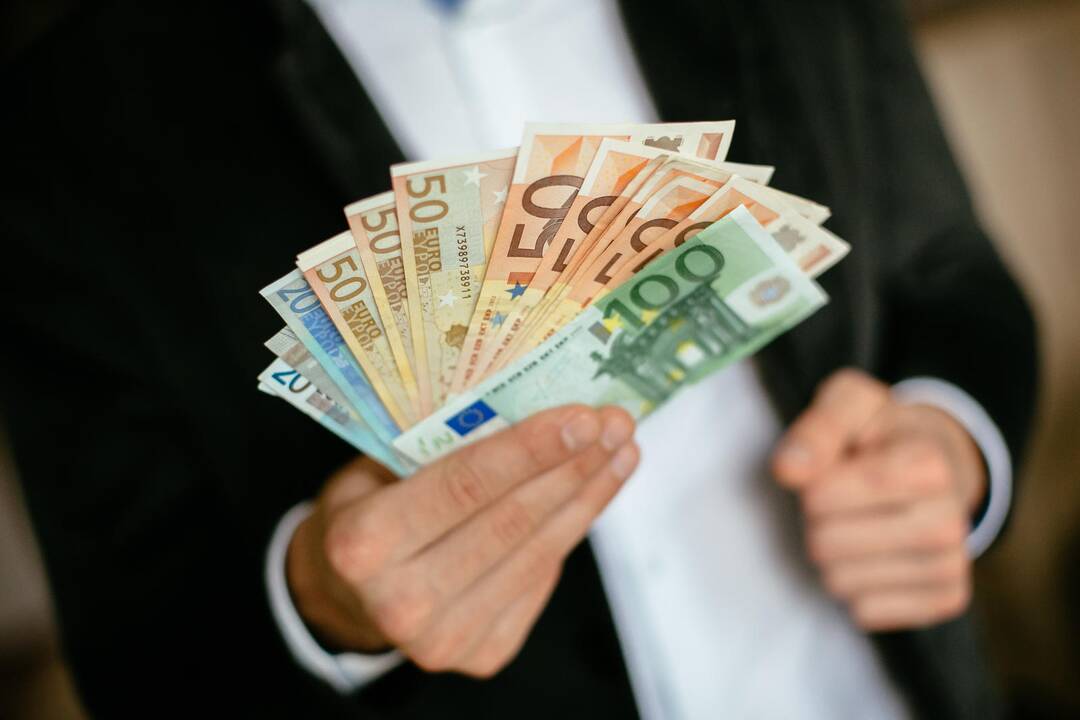 Lietuvoje ir Latvijoje dažniau skolinasi tarnautojai, Estijoje – darbininkai