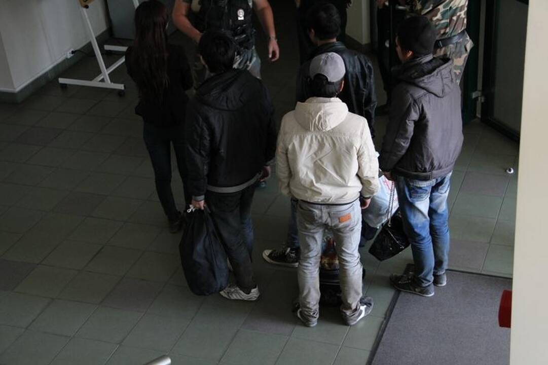Pasieniečiai sulaikė dešimt nelegalų iš Vietnamo