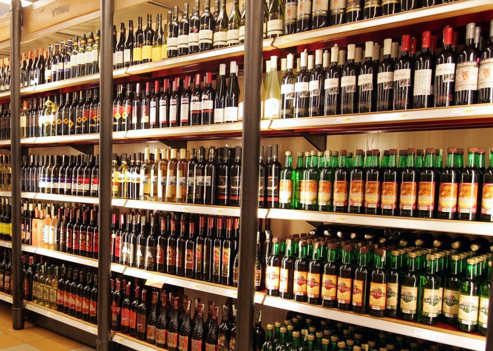 Vyriausybė: alkoholio prekyba trumpės, o reklama griežtės