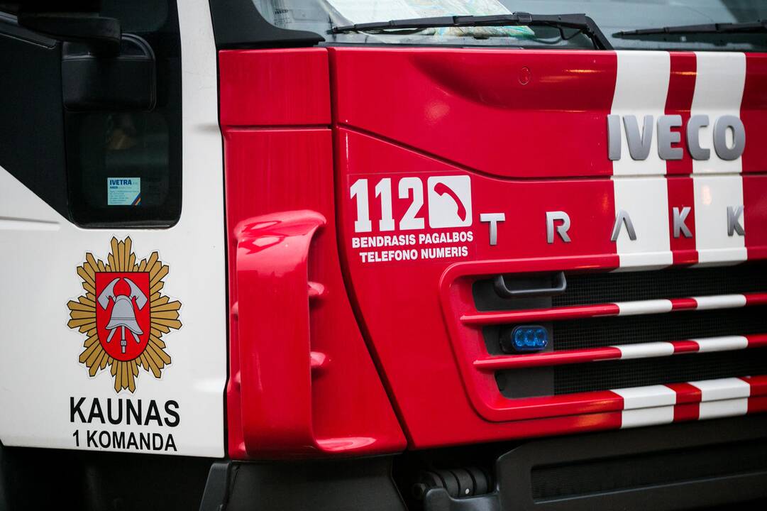 Dėl kraunamo riedžio bute kilo gaisras