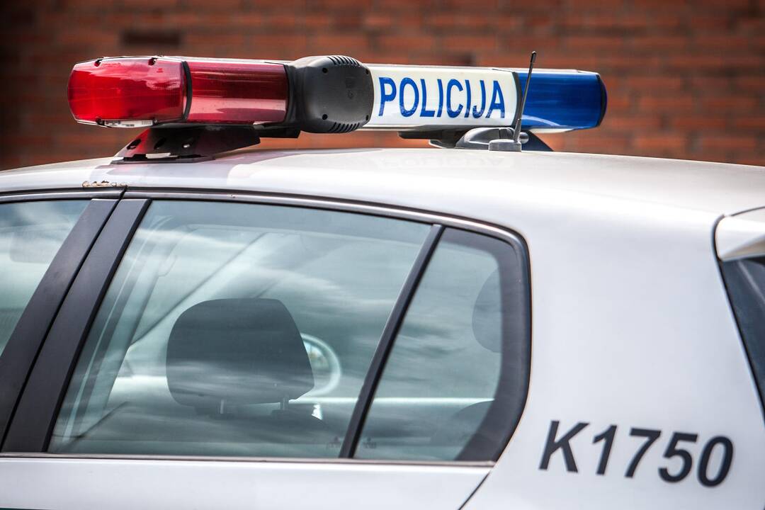 Girtas uteniškis išdaužė policijos automobilio langą