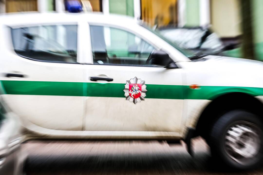 Kaune vyras šaudė į buto duris ir langą