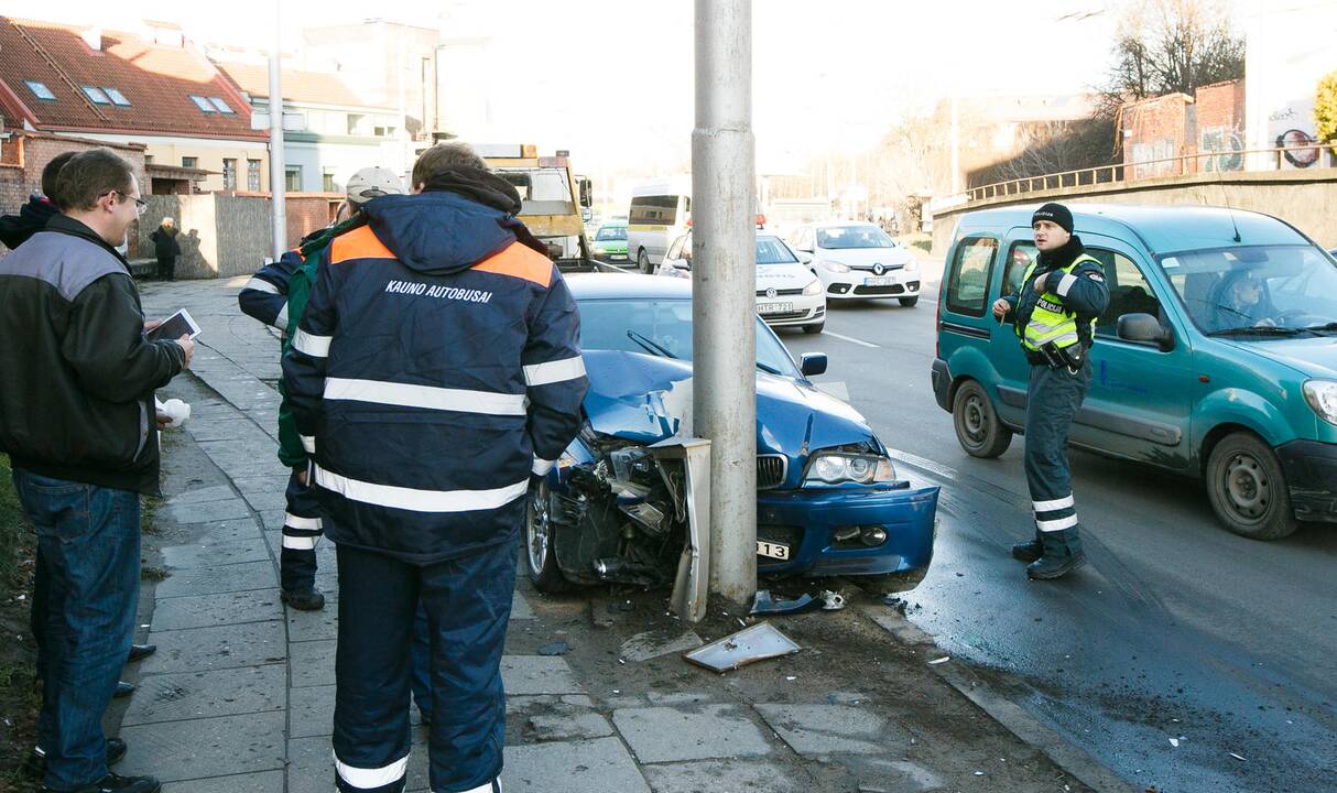 BMW automobilis atsitrenkė į stulpą