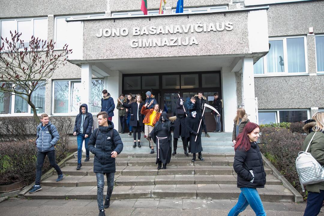Šilainiuose rūkančius moksleivius gaudė trys giltinės