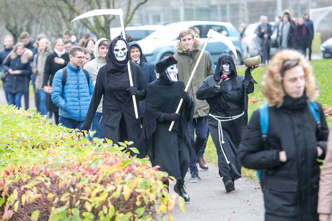 Šilainiuose rūkančius moksleivius gaudė trys giltinės