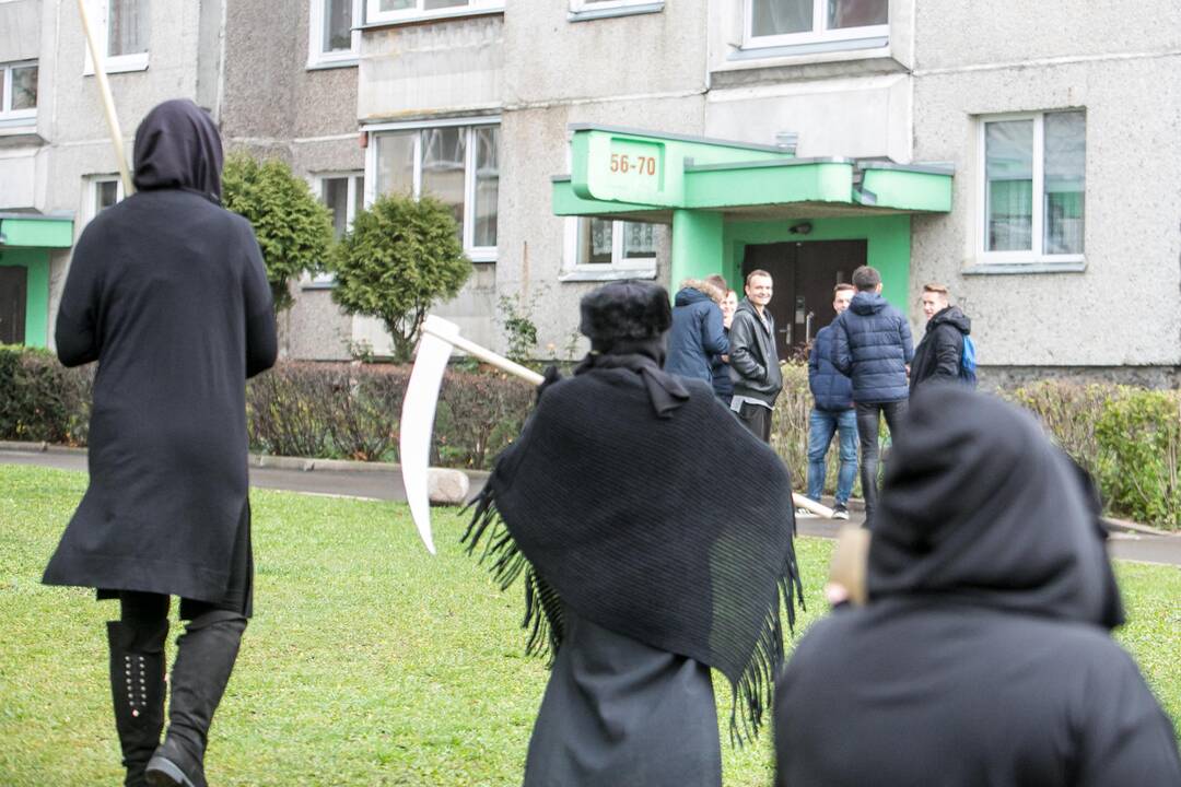Šilainiuose rūkančius moksleivius gaudė trys giltinės