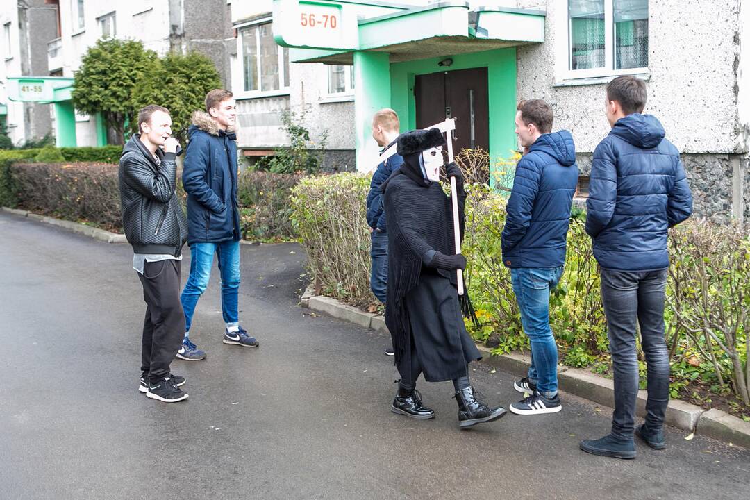 Šilainiuose rūkančius moksleivius gaudė trys giltinės