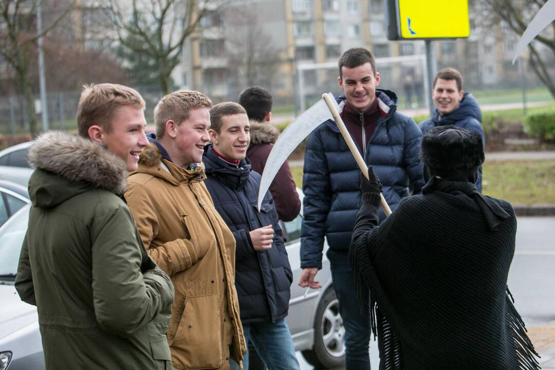 Šilainiuose rūkančius moksleivius gaudė trys giltinės
