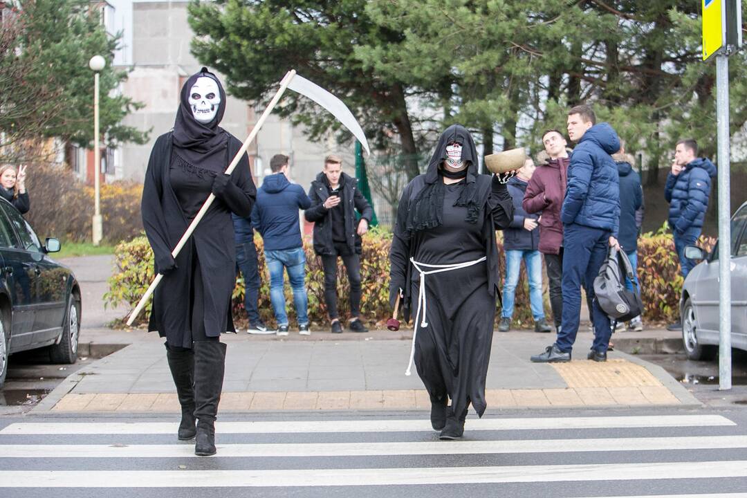 Šilainiuose rūkančius moksleivius gaudė trys giltinės