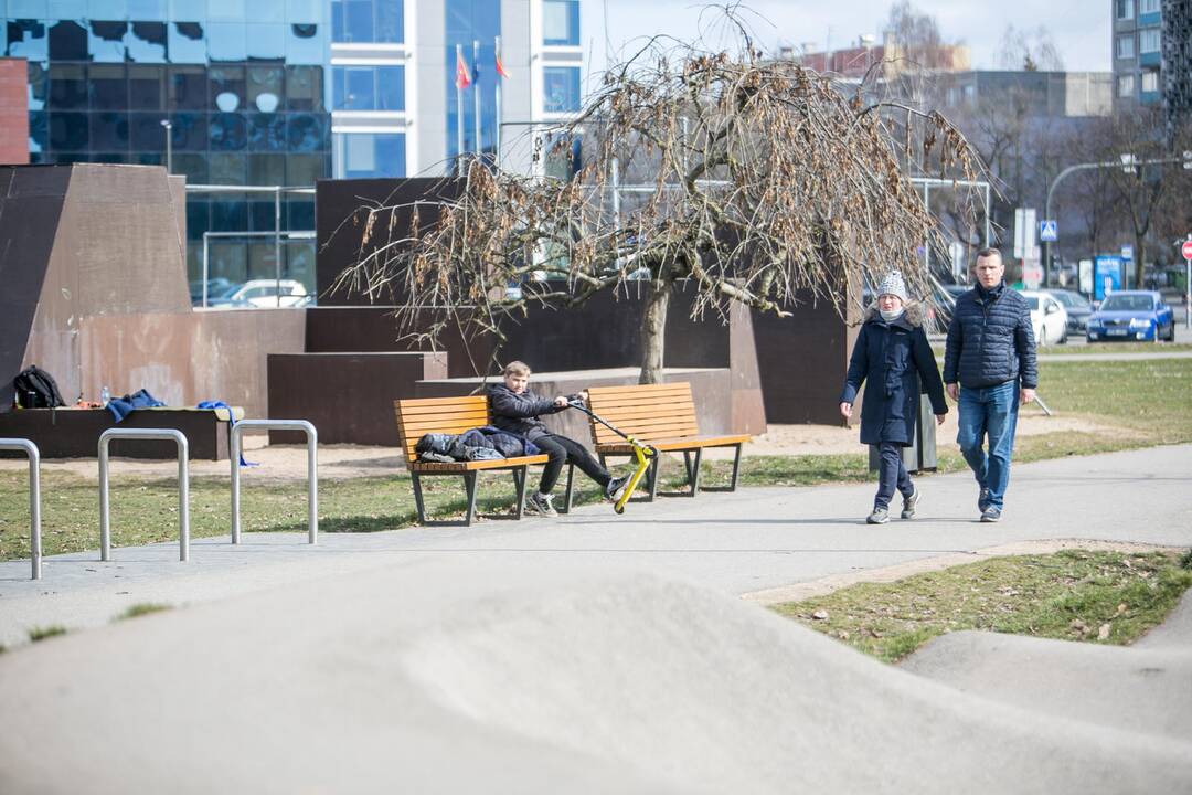 Karantino nepaisančius kauniečius drausmina įspėjimai iš greitosios automobilių