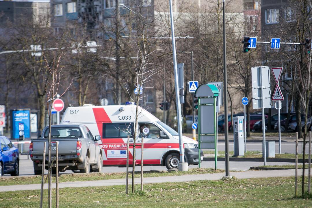 Karantino nepaisančius kauniečius drausmina įspėjimai iš greitosios automobilių