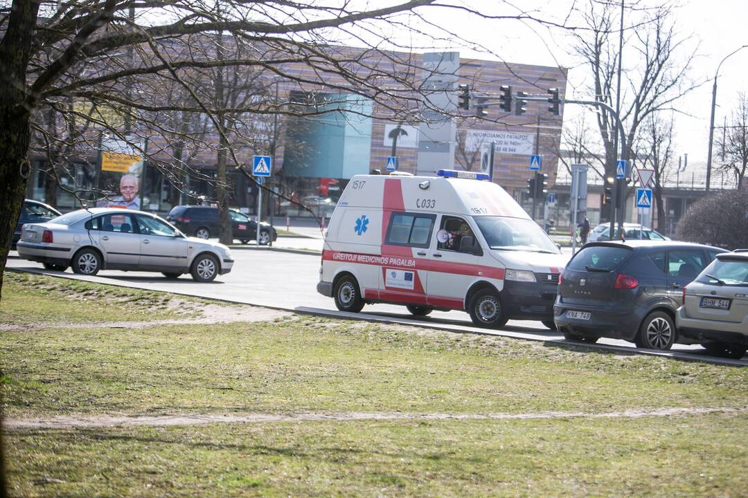 Karantino nepaisančius kauniečius drausmina įspėjimai iš greitosios automobilių