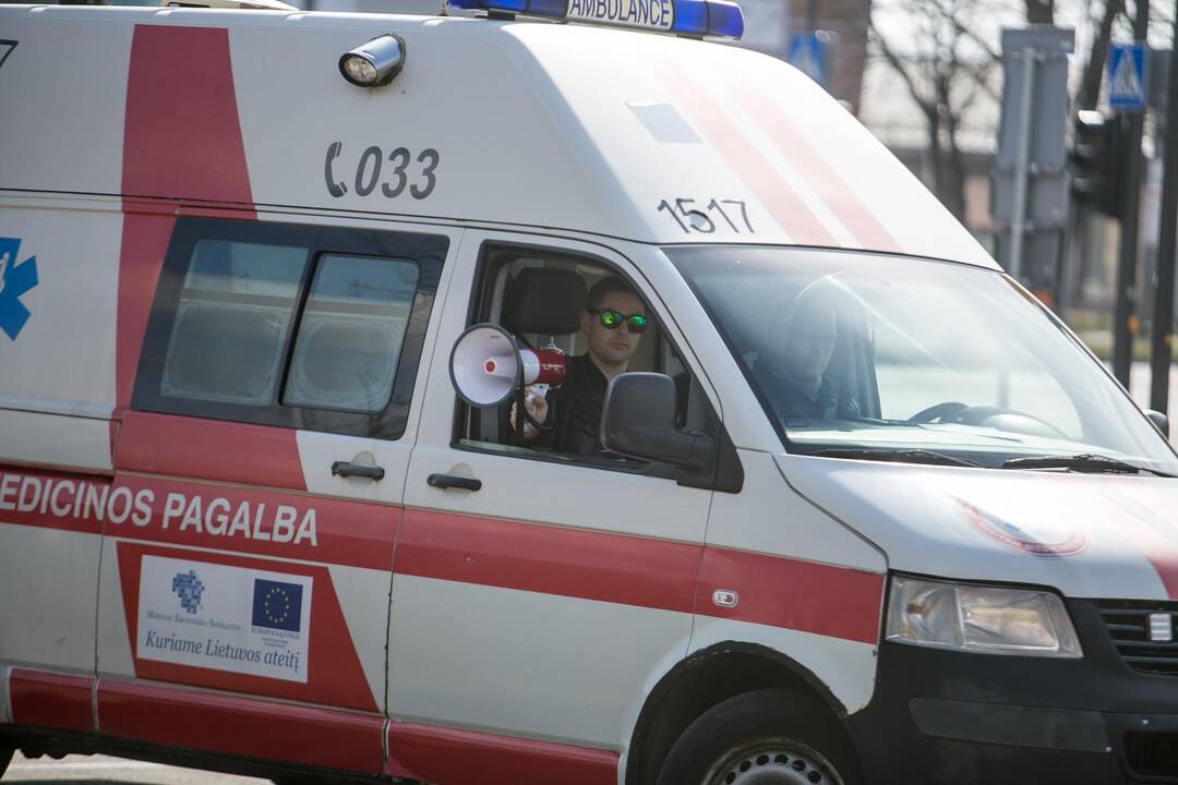Karantino nepaisančius kauniečius drausmina įspėjimai iš greitosios automobilių