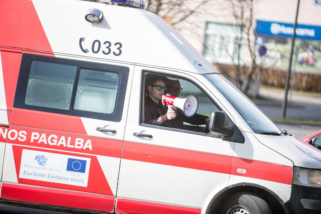 Karantino nepaisančius kauniečius drausmina įspėjimai iš greitosios automobilių